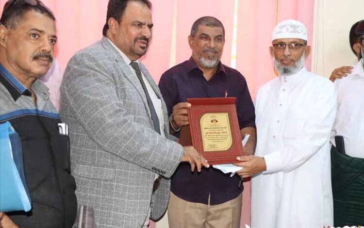 تقديراً لعطائه.. مدير عام شركة النفط فرع عدن يكرم علي عبده مدير إدارة المبيعات السابق