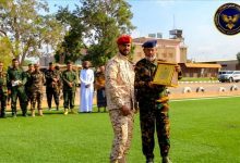 تكريم ضابط بعدن تعرض للاعتداء من قبل ناشطة في المجلس المنحل