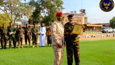 تكريم ضابط بعدن تعرض للاعتداء من قبل ناشطة في المجلس المنحل