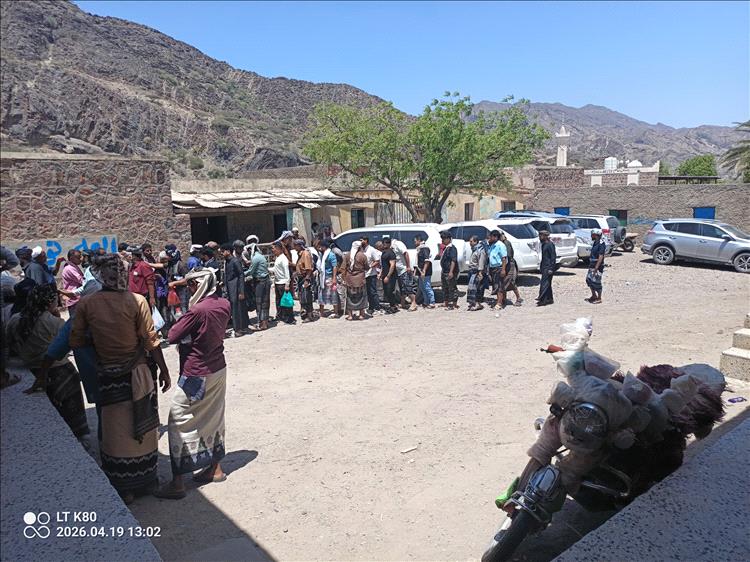 جموع من قبائل بني بكر بيافع يؤدون واجب العزاء في وفاة الفقيد محمود دويح الصبيحي ونجله اثر حادث مؤسف