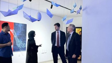 جولة ثقافية في خور مكسر… سفير الاتحاد الأوروبي يزور “عدن أجين” ويشيد بإبداع سمر سامي