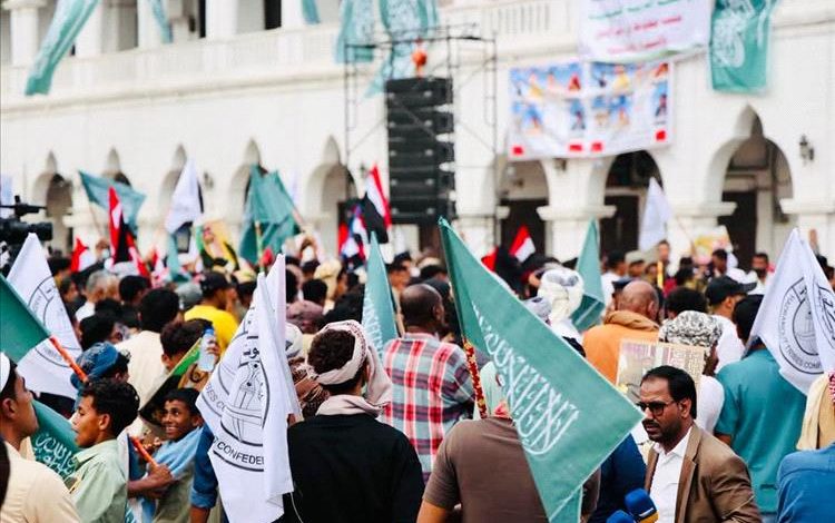 حضرموت تشهد وقفة جماهيرية حاشدة للتنديد بالهجمات الإيرانية على السعودية والدول العربية
