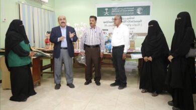 حضرموت: توزيع مساعدات تعليمية لخمسة مدارس في المكلا ضمن مشروع “بداية” بدعم مركز الملك سلمان