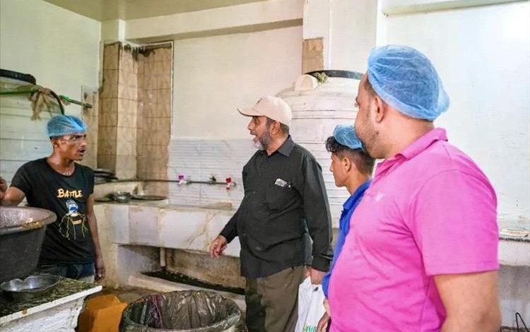 حملة رقابية تفقد المطاعم الشعبية في صيرة بعدن للتأكد من الالتزام بالاشتراطات الصحية