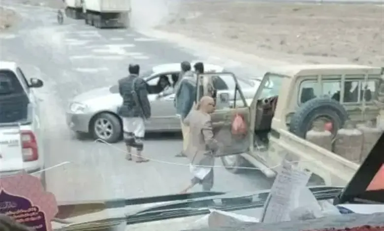 حوثيون في نقطة تفتيش يباغتون مواطنًا بوابل من الرصاص وينهون حياته على الفور