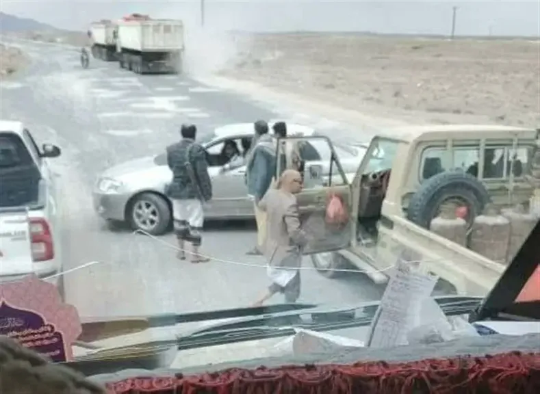 حوثيون في نقطة تفتيش يباغتون مواطنًا بوابل من الرصاص وينهون حياته على الفور