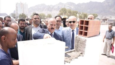 رئيس الوزراء يضع حجر الأساس للمرحلة الثانية من مشروع تطوير مداخل ميناء عدن