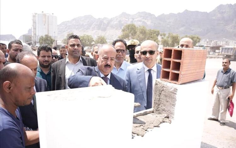 رئيس الوزراء يضع حجر الأساس للمرحلة الثانية من مشروع تطوير مداخل ميناء عدن