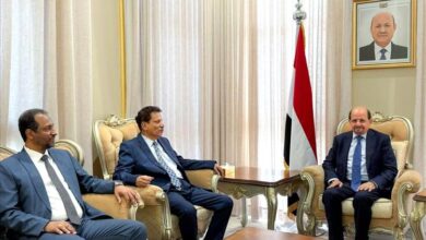 رئيس الوزراء يطّلع على أولويات المهرة ويؤكد دعم الحكومة لتحسين الخدمات وتعزيز الاستقرار