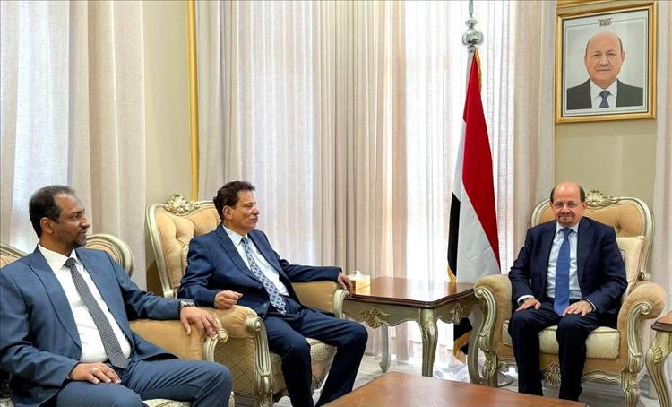 رئيس الوزراء يطّلع على أولويات المهرة ويؤكد دعم الحكومة لتحسين الخدمات وتعزيز الاستقرار