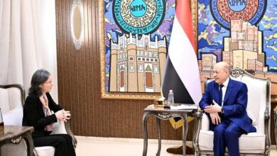 رئيس مجلس القيادة يحذر من مخاطر استمرار النظام الإيراني بالاستثمار في المليشيات الارهابية