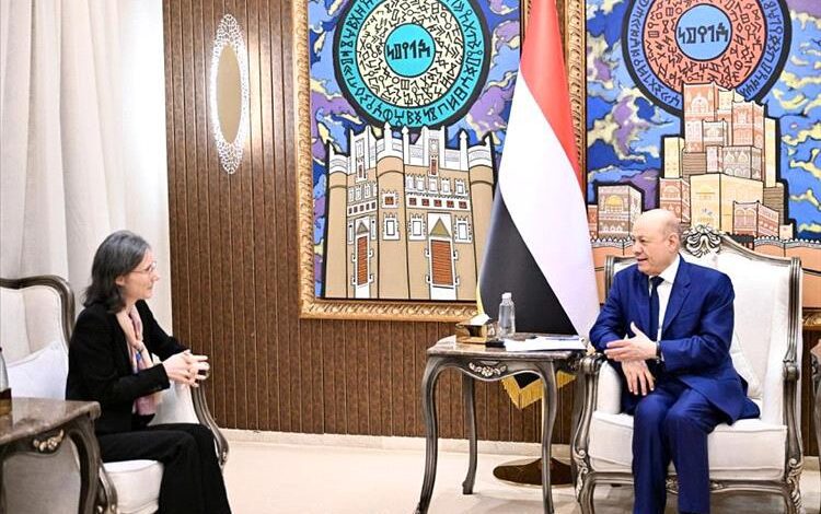 رئيس مجلس القيادة يحذر من مخاطر استمرار النظام الإيراني بالاستثمار في المليشيات الارهابية