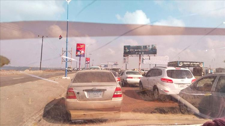 زحام خانق يشل حركة السير بين خورمكسر والمنصورة