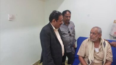 زيارة عاجلة لمدير صناعة لحج عبدالرب الجعفري لمدير مكتب الحوطة عقب إصابته بحادث صدم خلال مهمة رسمية