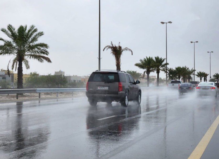 سماء المدينة المنورة تتزين بالغيوم.. أمطار متفرقة تبشر بالخير