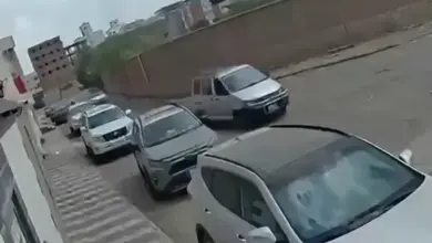 شاهد بالفيديو.. كاميرات المراقبة توثق لحظة اغتيال الدكتور عبدالرحمن الشاعر وسط عدن