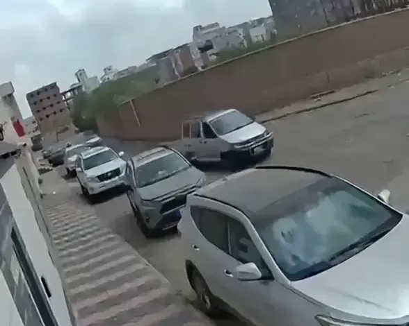 شاهد بالفيديو.. كاميرات المراقبة توثق لحظة اغتيال الدكتور عبدالرحمن الشاعر وسط عدن