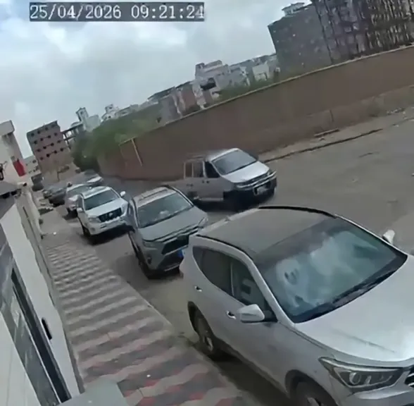 شاهد بالفيديو.. كاميرات المراقبة توثق لحظة اغتيال الدكتور عبدالرحمن الشاعر وسط عدن