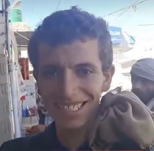 شاهد.. شاب يمني يروي تفاصيل عودته من الموت والرعب الذي أصاب المشيعين أثناء دفنه (فيديو)