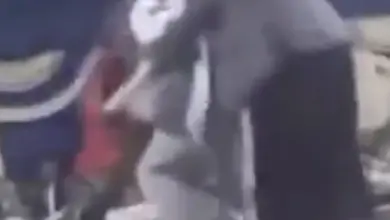 شاهد.. مشرف حوثي يكسر مكبرات الصوت لمنع الغناء في أحد الأعراس (فيديو)