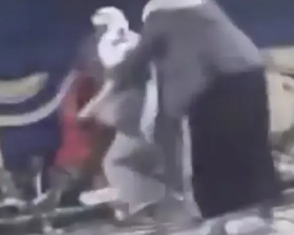 شاهد.. مشرف حوثي يكسر مكبرات الصوت لمنع الغناء في أحد الأعراس (فيديو)