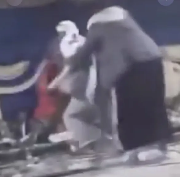 شاهد.. مشرف حوثي يكسر مكبرات الصوت لمنع الغناء في أحد الأعراس (فيديو)