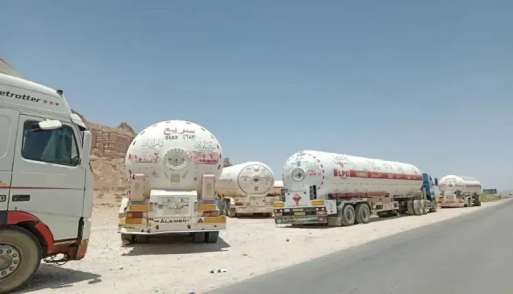 شلل تام في مداخل عتق.. رسوم جديدة تحتجز ناقلات الوقود!