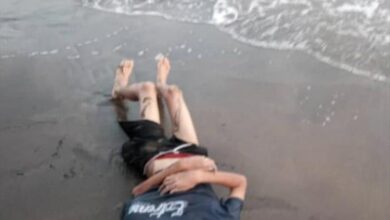 صور صادمة : نهاية مأساوية على ساحل الحسوة.. شقيقان يفقدان حياتهما غرقًا في بحر البريقة