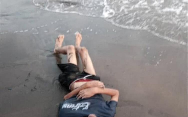 صور صادمة : نهاية مأساوية على ساحل الحسوة.. شقيقان يفقدان حياتهما غرقًا في بحر البريقة