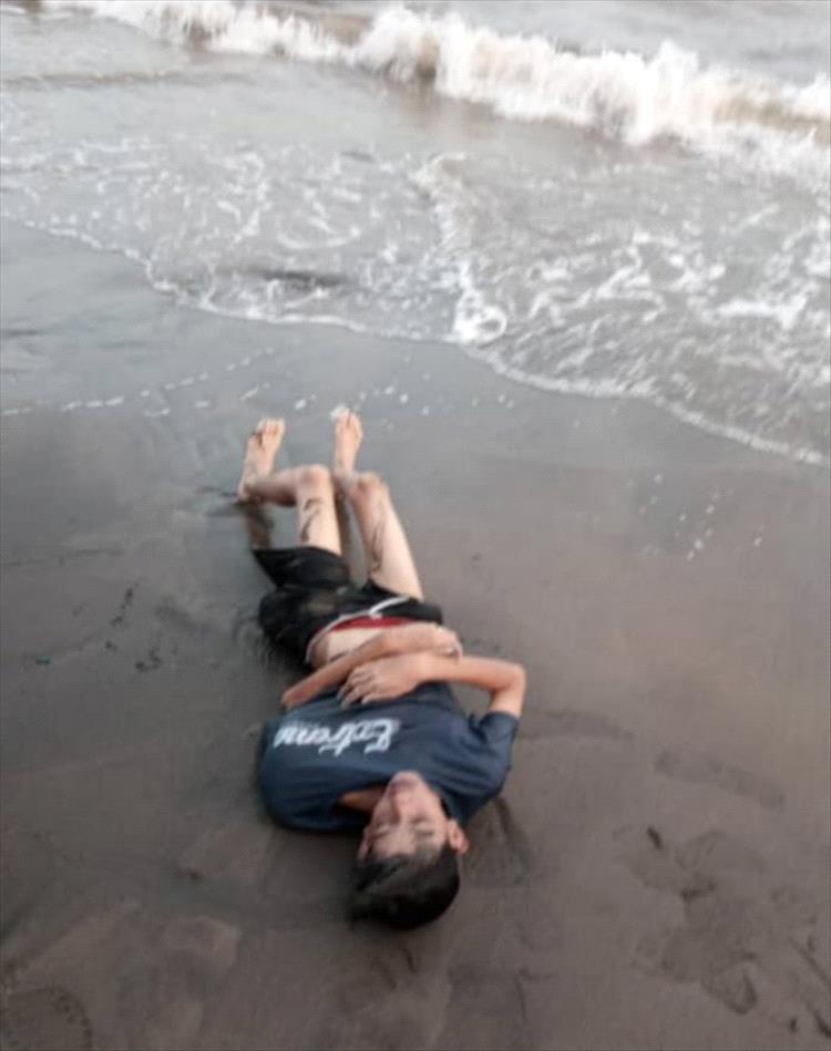 صور صادمة : نهاية مأساوية على ساحل الحسوة.. شقيقان يفقدان حياتهما غرقًا في بحر البريقة