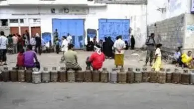 طوابير الغاز تخنق تعز والسائقون يهددون بالإضراب