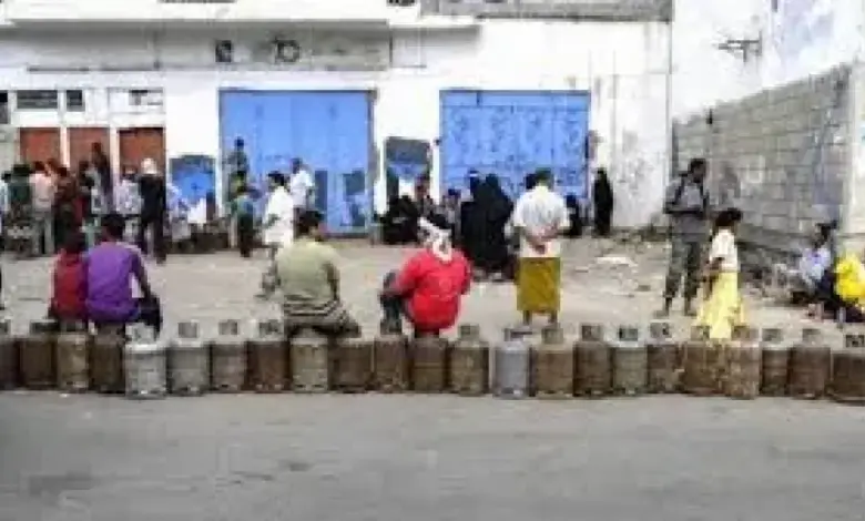 طوابير الغاز تخنق تعز والسائقون يهددون بالإضراب