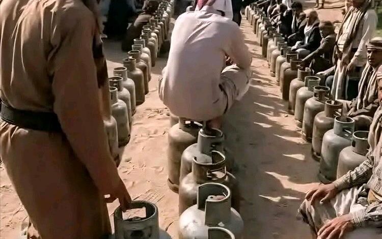 طوابير لا تنتهي في مأرب.. أزمة غاز خانقة تعود للواجهة مجدداً