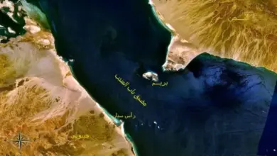 طوارئ قصوى في البحر الأحمر: غرق زورق عسكري قبالة جزيرة ميون ومصير مجهول للطاقم