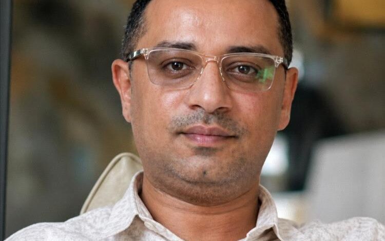 عادل النزيلي: الرئيس صالح أتقن لعبة الرغبة الدولية وتفوّق بلغة الغرب على خصومه