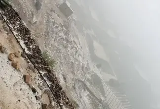 عاصفة ”برد” وأمطار غزيرة تضرب سنحان وبني بهلول وتغير الملامح