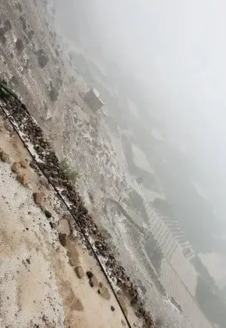 عاصفة ”برد” وأمطار غزيرة تضرب سنحان وبني بهلول وتغير الملامح