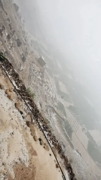 عاصفة ”برد” وأمطار غزيرة تضرب سنحان وبني بهلول وتغير الملامح