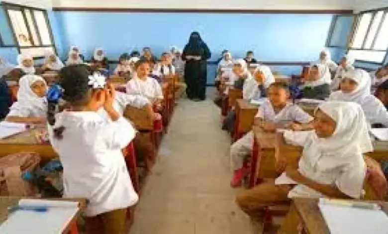 عدن.. الجهات المختصة تلغي نظام ”المعلم البديل” وتطلق حملة شاملة لتصحيح أوضاع الكادر التعليمي