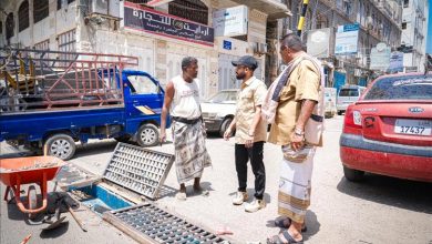 عدن.. مدير صيرة يطلع على سير عمل تنظيف مناهل تصريف مياه الأمطار