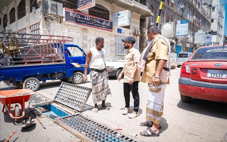 عدن.. مدير صيرة يطلع على سير عمل تنظيف مناهل تصريف مياه الأمطار