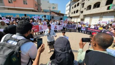 عدن.. وقفة احتجاجية تندد باغتيال الدكتور عبد الرحمن الشاعر وتطالب بضبط الجناة