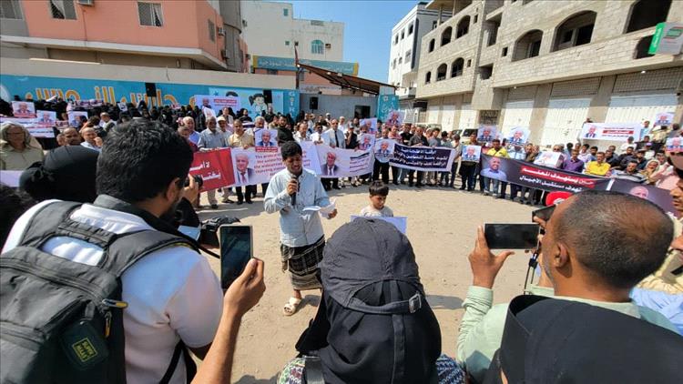 عدن.. وقفة احتجاجية تندد باغتيال الدكتور عبد الرحمن الشاعر وتطالب بضبط الجناة