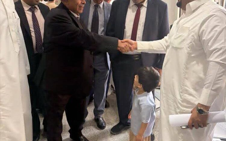 عضو مجلس القيادة الخنبشي يزور السفارة اليمنية في الرياض ويطلع على أوضاعها والخدمات المقدمة للمواطنين