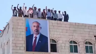 عناصر ”المجلس المنحل” ترفع صورة الزبيدي الهارب في سقطرى