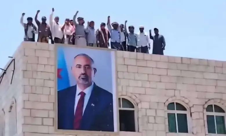 عناصر ”المجلس المنحل” ترفع صورة الزبيدي الهارب في سقطرى