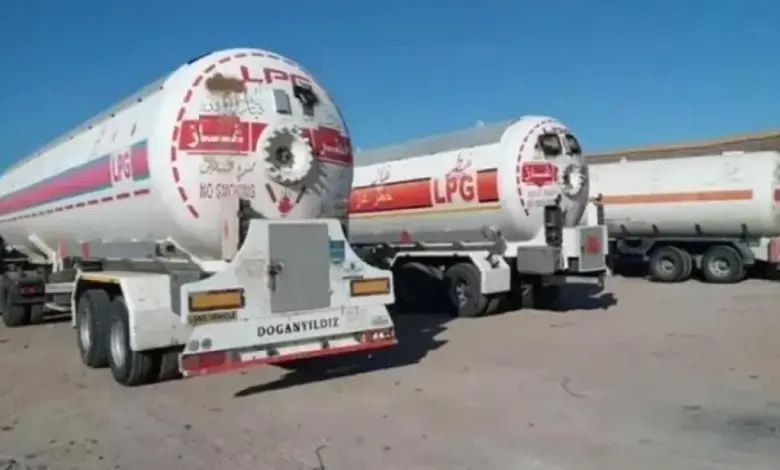 عودة لـ ”دولة القبائل”.. قطاعات قبلية تعطل شحن الوقود في مأرب وتنذر بأزمة وطنية