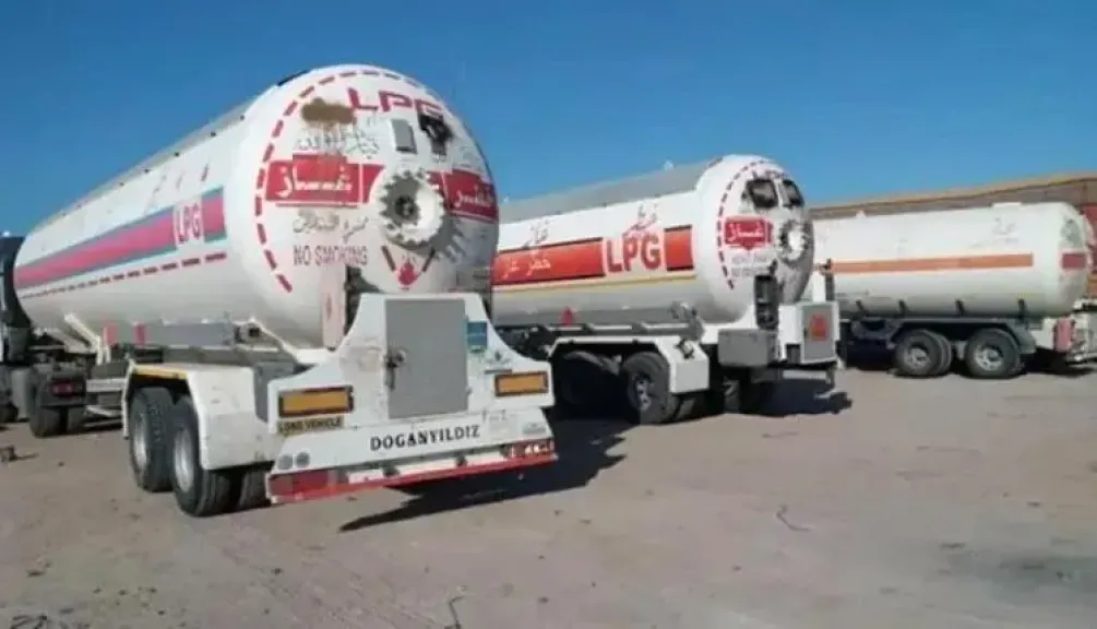 عودة لـ ”دولة القبائل”.. قطاعات قبلية تعطل شحن الوقود في مأرب وتنذر بأزمة وطنية