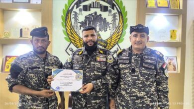قائد قوات حرس المنشآت وحماية الشخصيات يكرم الجندي عارف أحمد حسان