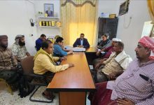 قائم بأعمال محافظ سقطرى يلتقي لجنة المعلمين ويؤكد متابعة مستحقاتهم